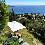 Boheme With Seaview & Private Garden, Antheor Apartment *