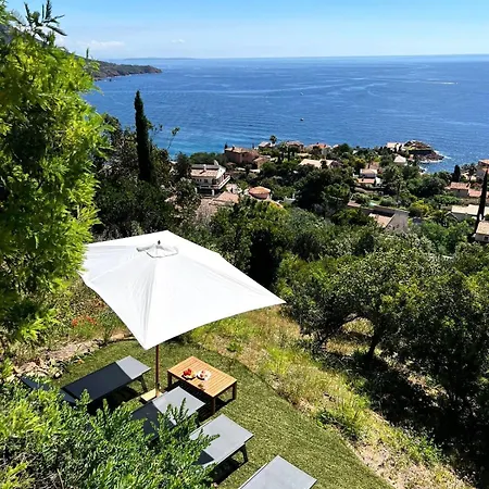 Boheme With Seaview & Private Garden, Antheor Apartment *