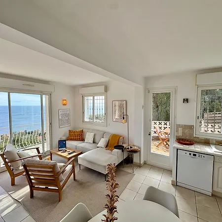 Boheme With Seaview & Private Garden, Antheor Apartment
