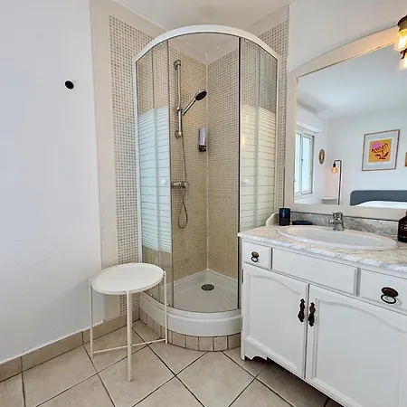 Apartment Boheme With Seaview & Private Garden, Antheor *