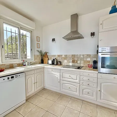 Boheme With Seaview & Private Garden, Antheor Apartment Saint-Raphaël