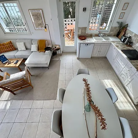 Boheme With Seaview & Private Garden, Antheor Apartment