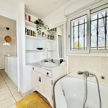 Boheme With Seaview & Private Garden, Antheor Apartment