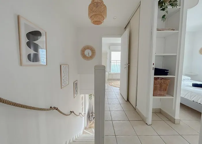 Boheme With Seaview & Private Garden, Antheor Apartment