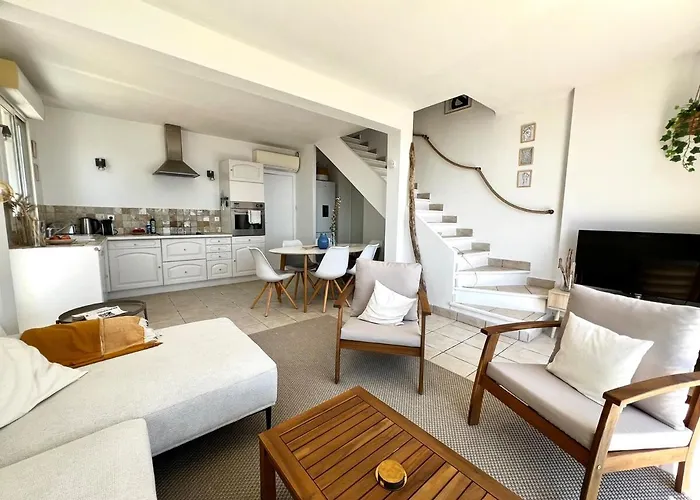 Apartment Boheme With Seaview & Private Garden, Antheor Saint-Raphaël