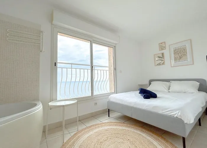 Boheme With Seaview & Private Garden, Antheor Apartman