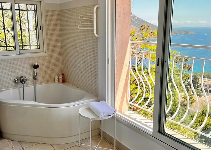 Boheme With Seaview & Private Garden, Antheor Apartman Saint-Raphaël