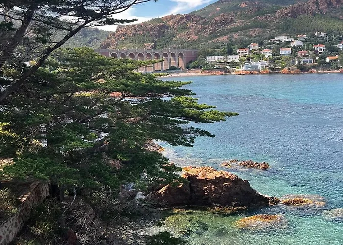 Boheme With Seaview & Private Garden, Antheor Apartment Saint-Raphaël