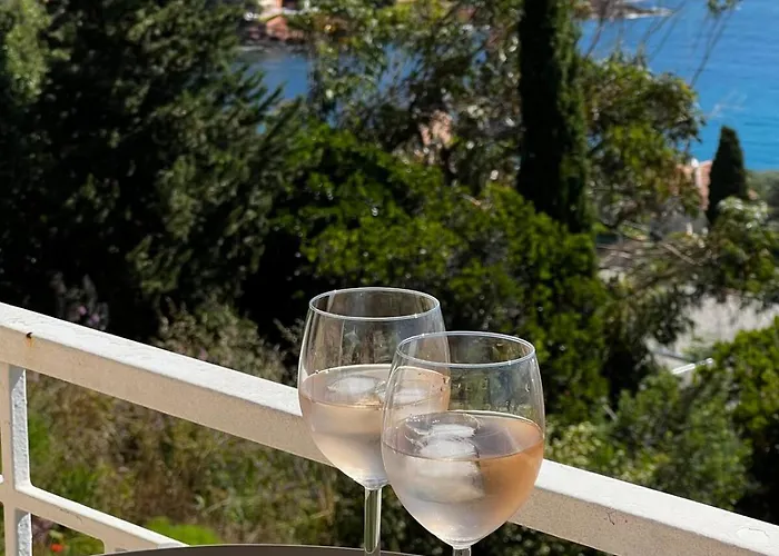 Apartment Boheme With Seaview & Private Garden, Antheor Saint-Raphaël