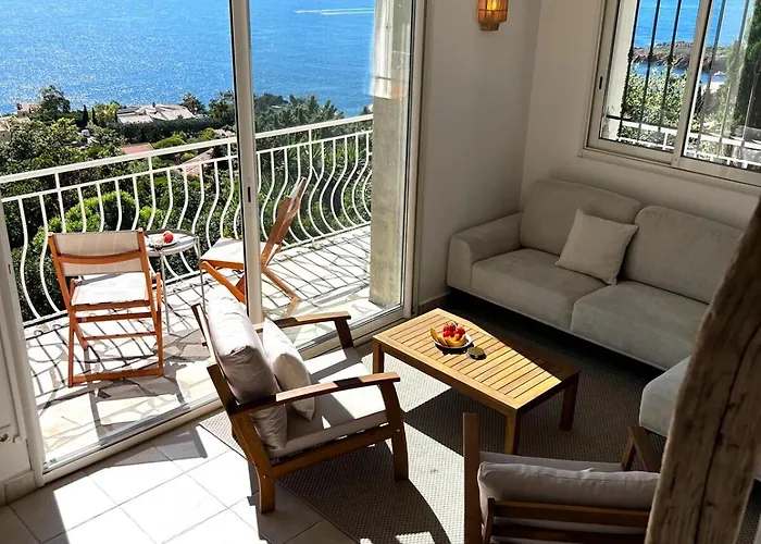 Boheme With Seaview & Private Garden, Antheor Apartman Saint-Raphaël