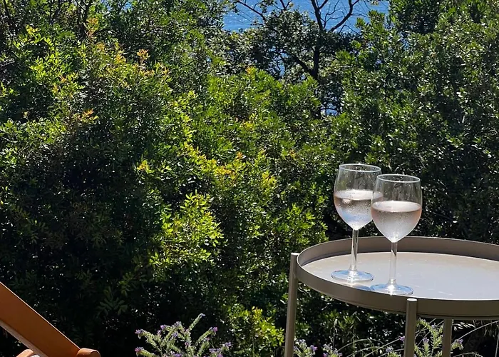 Apartment Boheme With Seaview & Private Garden, Antheor